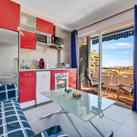 Amazing Location In Apartment *